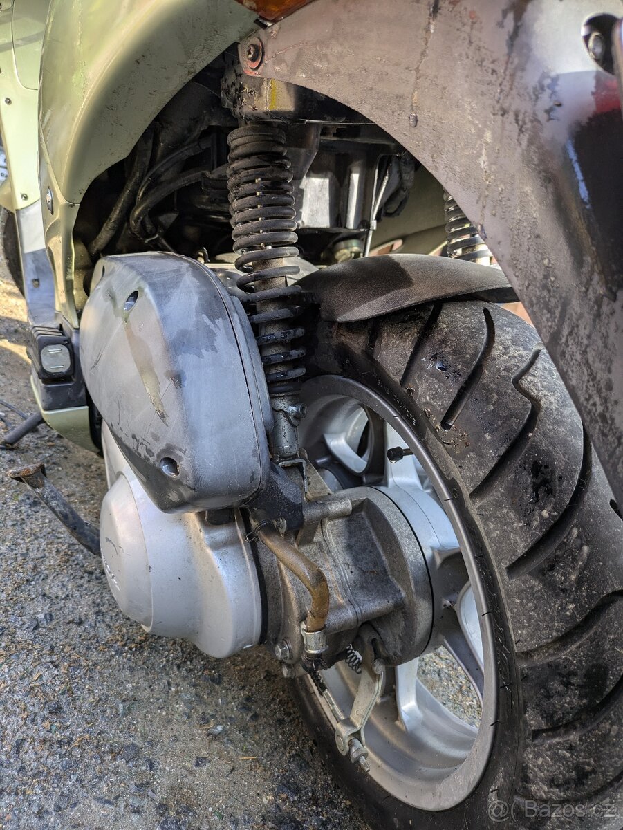 stylový retro skútr Honda @125 s výkonem 11 kW - 14000km - 11