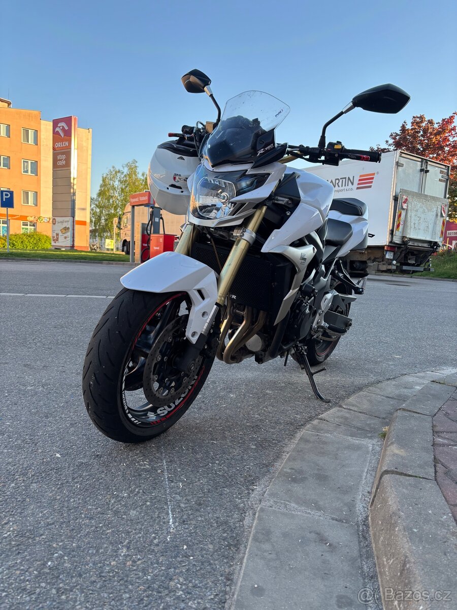Suzuki GSR 750 - 11