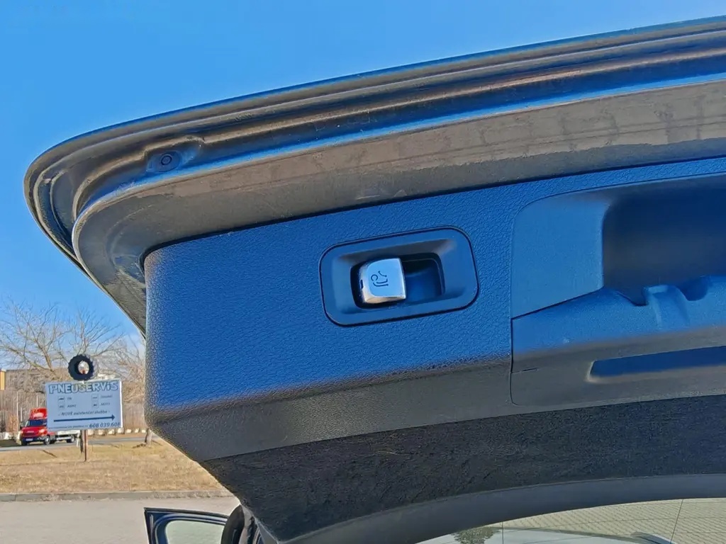 Mercedes-Benz Třídy E, E300de,Panorama,Tažné - 11