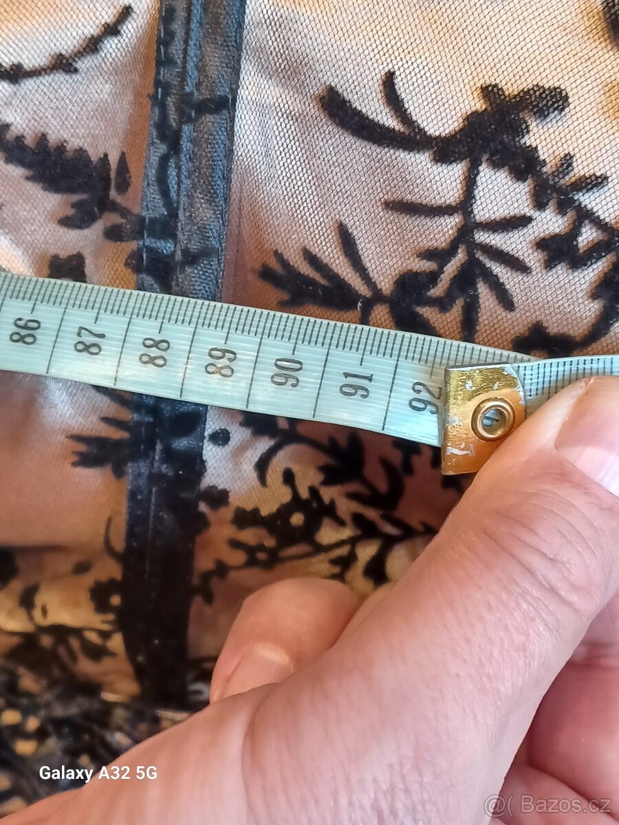 Zlaté dámské šaty s černou krajkou - 11