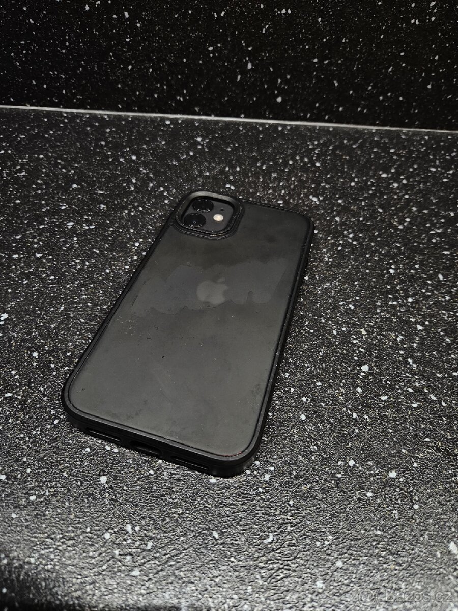 iPhone 11. 128 GB Černý 82% baterie - 11