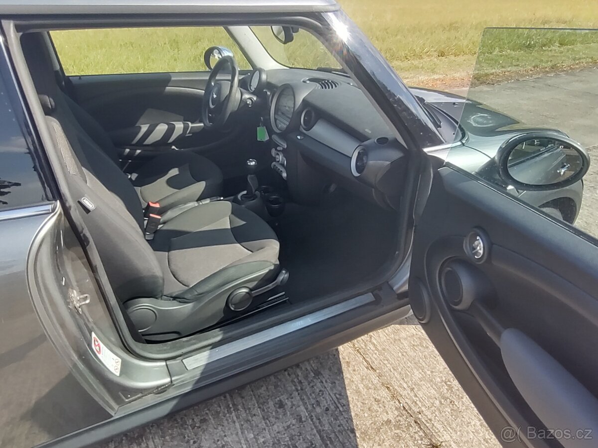 Mini Cooper 1.4 70 kW, 2009, najeto 84t km - 11