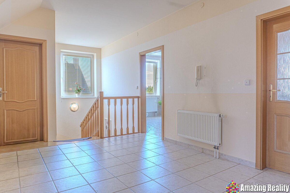 Prodej nadstandardního rodinného domu se zahradním domkem a - 11