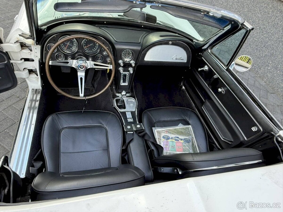 Chevrolet Corvette C2 Convertible z roku 1965. - 11