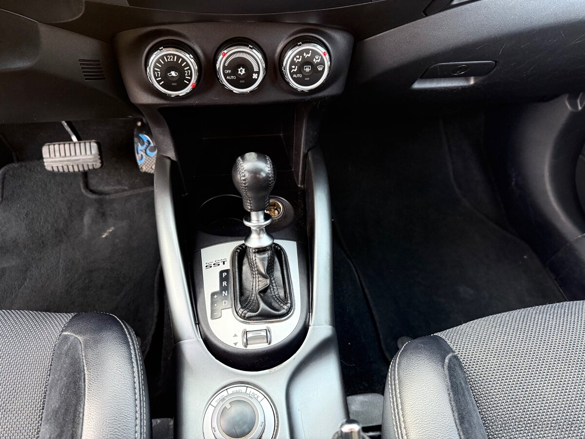 Mitsubishi Outlander 2.2 DI-D 4x4 automat původ Čr - 11