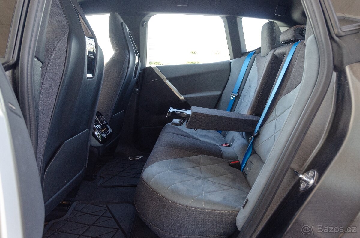 BMW iX xDrive40, Masáž, H&K, Tažné, DPH - 11