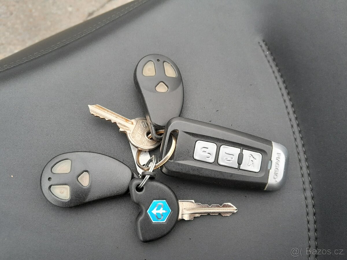 Piaggio Beverly 300i HPE, 2023, 6000km, ZIMNÍ CENA - 11