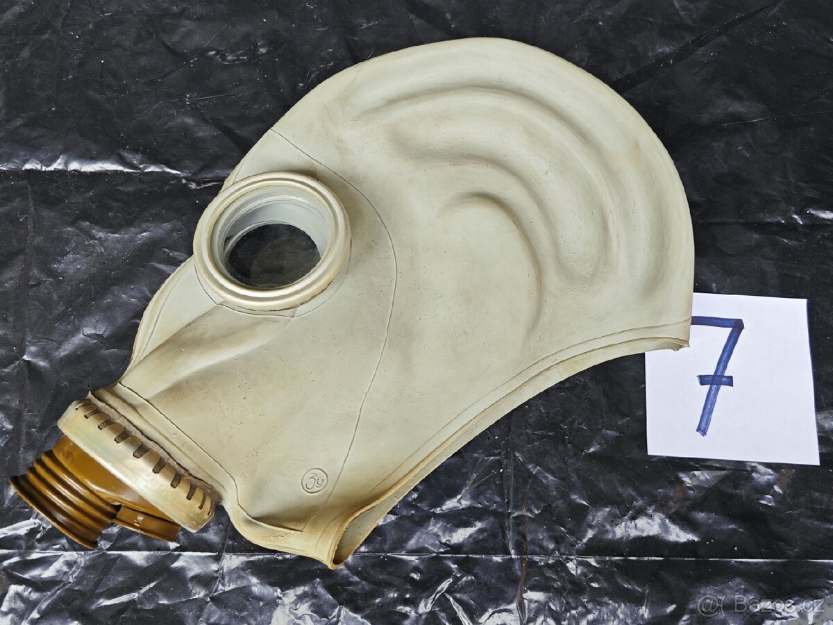 Staré obaly a plynové masky - 11