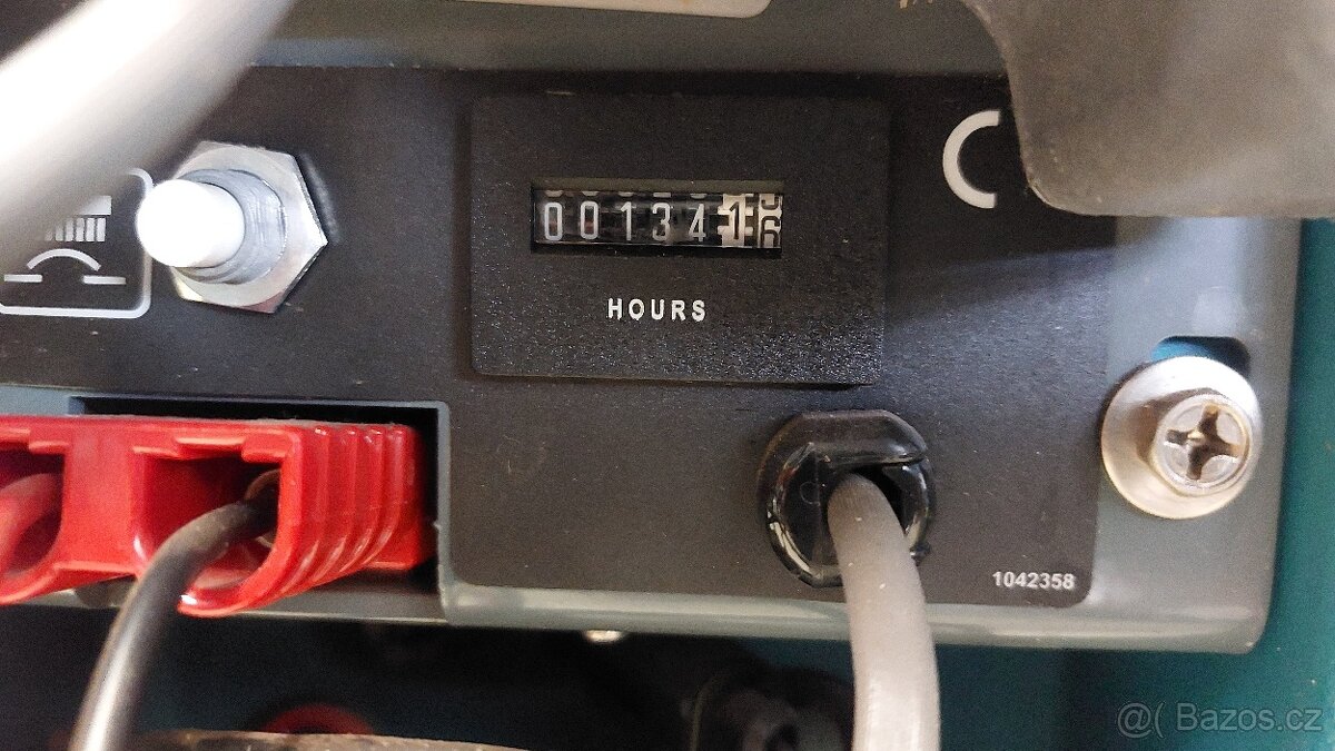 Podlahový mycí stroj Tennant T2 - zánovní stav 134 Mth - 11