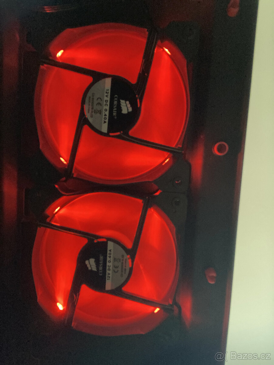 Prostorná PC skříň NZXT H440 (černo-červená) - 11