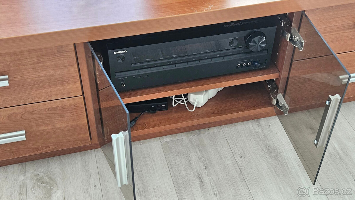 Prodám nábytkovou sestavu (stůl, skříňky) - 11