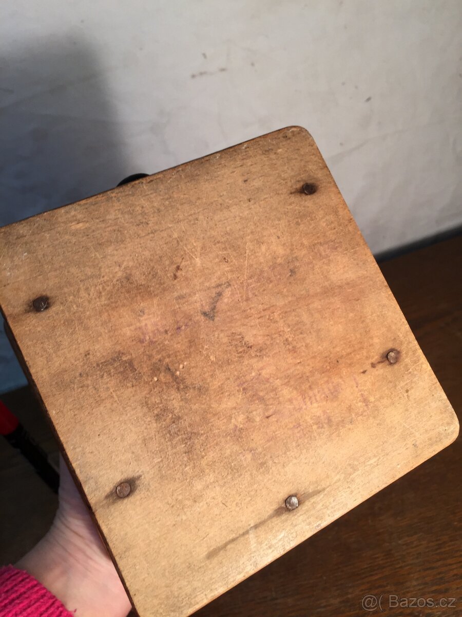 Neobvyklý mlýnek na kávu s bakelitovou násypkou a šuplíkem - 11