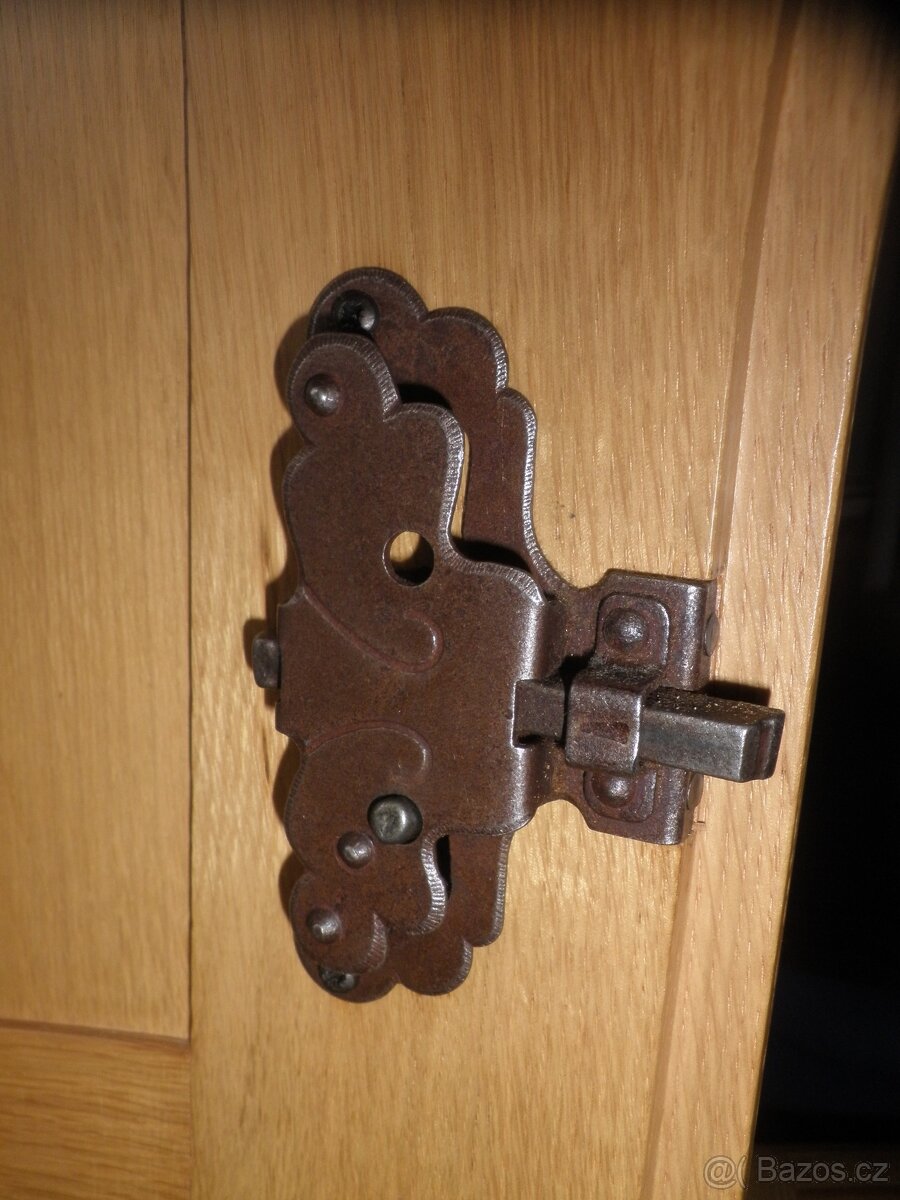 Světlá rustikální šatní skříň - 11