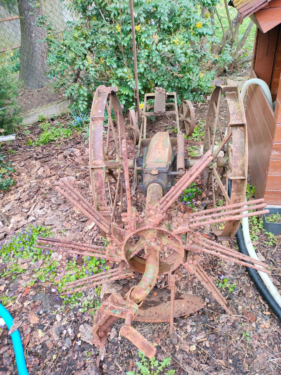 Věci na zahradu, na chalupu, hrábě, sud , žebřiňák. - 11