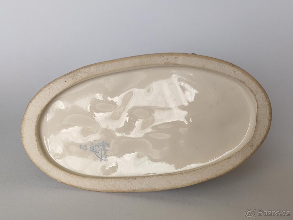 Starožitná soška, figurka, dítě krmí srnče, Hertwig, 14cm - 11