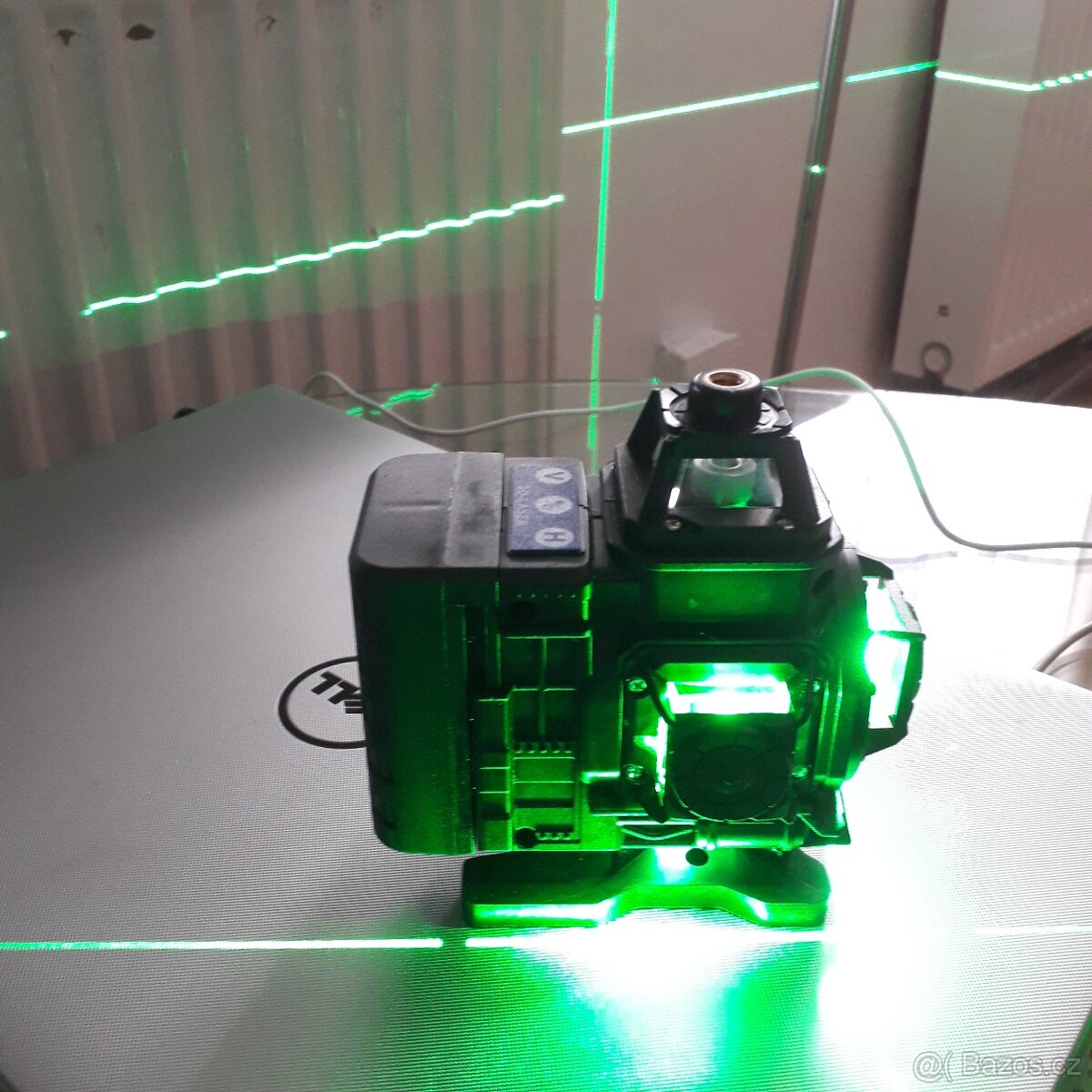Nový samonivelační laser 4D 16 linek, 2 baterie, Do - 11