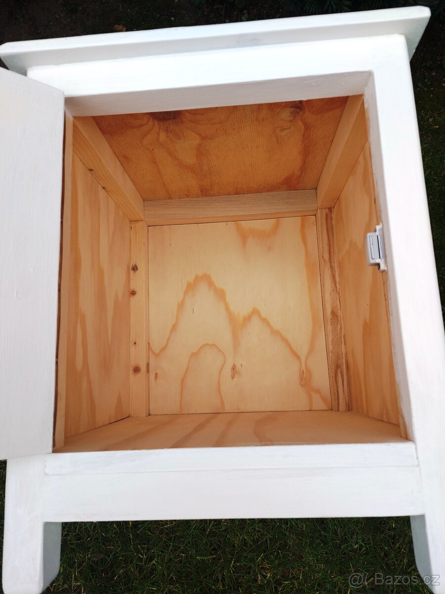 Skříňka s dvířky bílá - 11