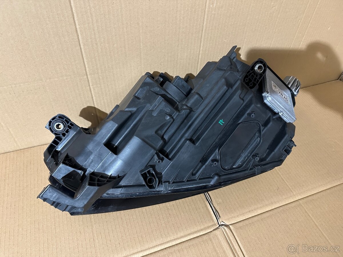 Škoda Octavia 4 pravý full led - 11