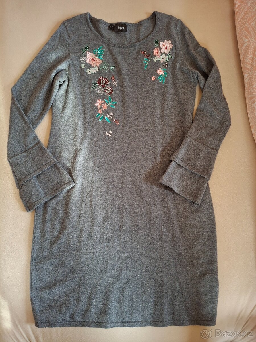 Slabší úpletové šaty s výšivkou - 11