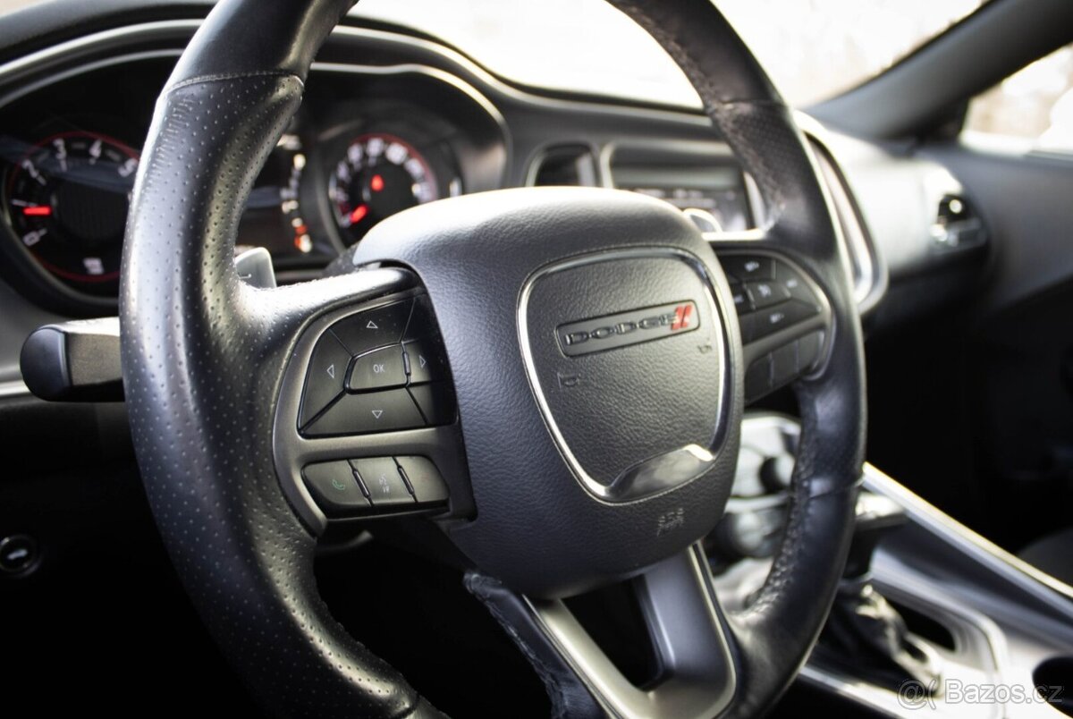 Dodge Challenger 5,7 HEMI RT - 11