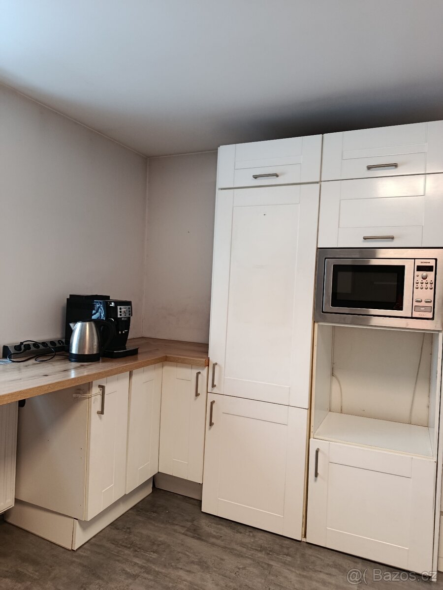 Krásná bílá (téměř plně vybavená) kuchyň - 11