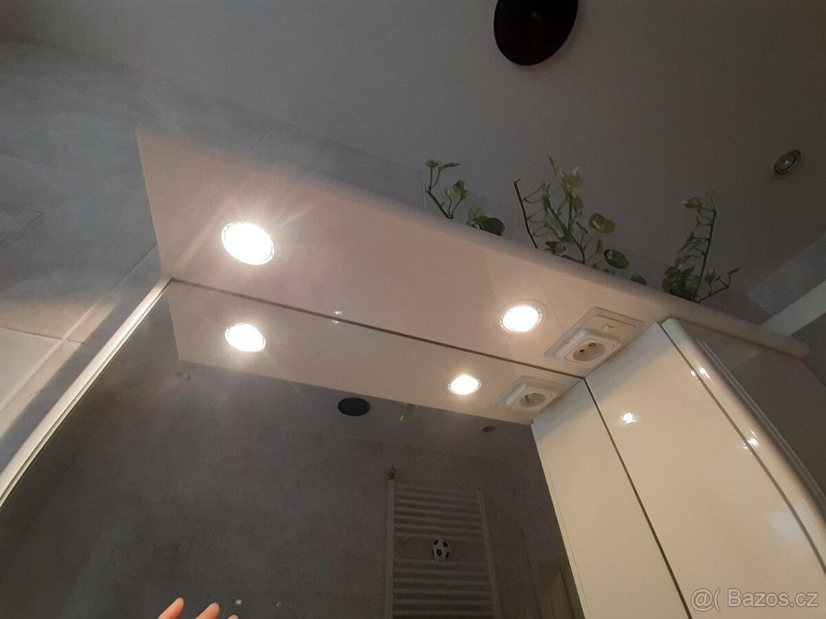 Koupelnová zrcadlová stěna se skříňkami a umyvadlem - 11