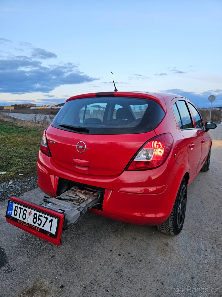 Opel Corsa D 1.4 benzín - 11