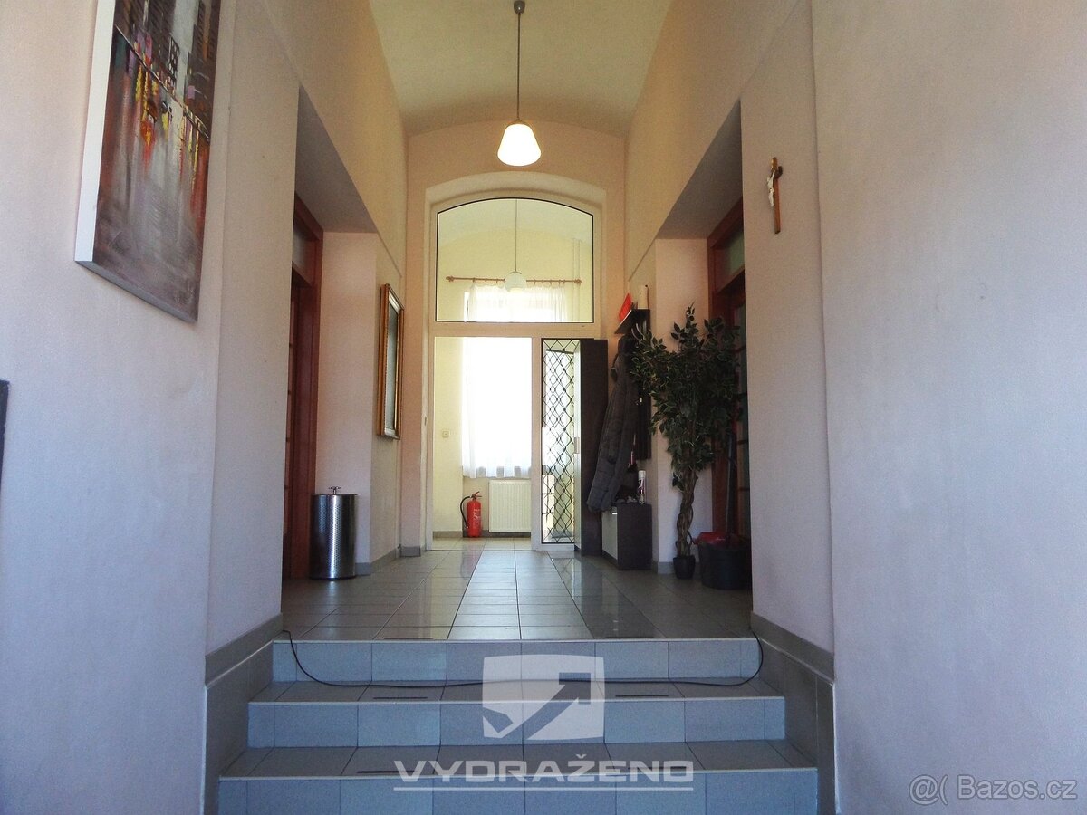 Dvoupodlažní dům (cca 400 m2), pozemky 1.130 m2. Dolní Kouni - 11