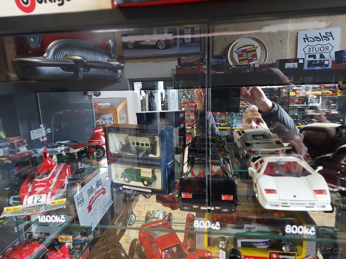 Modely automobilů 1:18 - 11