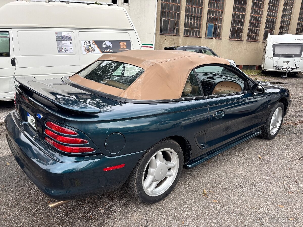 Ford Mustang GT Convertible - 11
