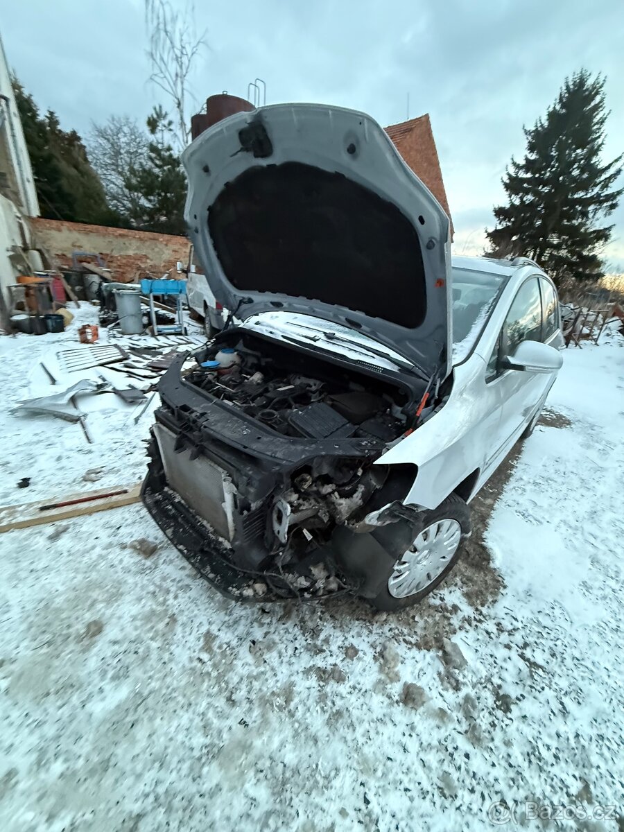 Golf 6 plus 2010 1.2 tsi bouraný na předek - 11