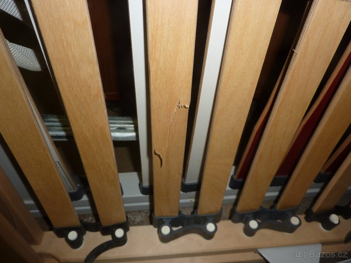 Dřevěná manželská postel 180 x 200 cm - 11