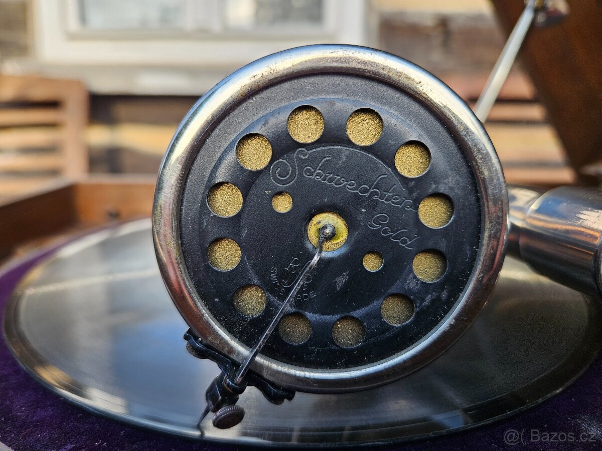 Starý stolní gramofon na kliku. - 11