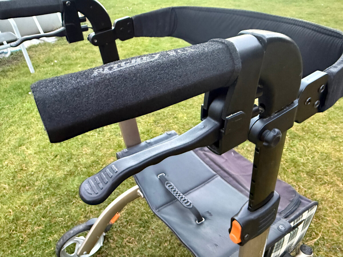 Chodítko pro seniory DMA 102 pěkné - 11