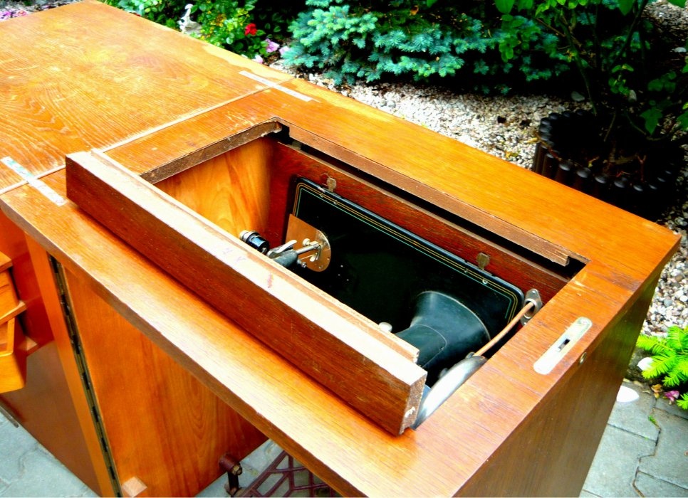 Starožitný cca 100 let starý skříňový šicí stroj - 11