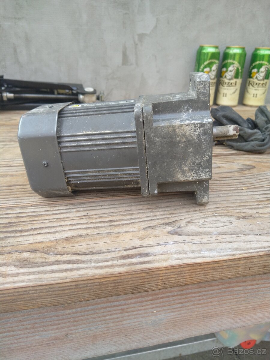 Elektromotor s převodovkou - 11