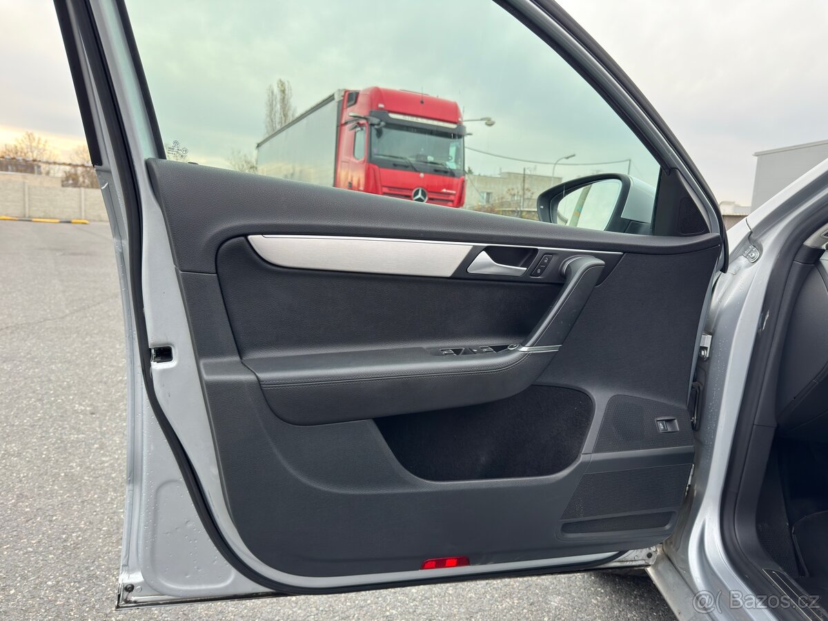 Vw Passat B7 2.0 TDI 103kw Highline/ alcantara/ kamera - 11