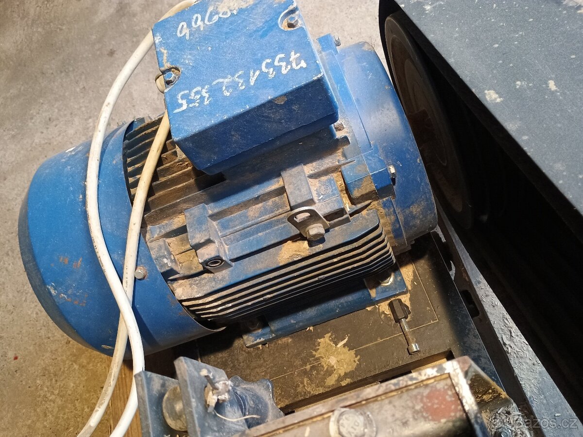 Prodám zánovní peletovací lis 10 kW a k němu drtič 11 kW - 11