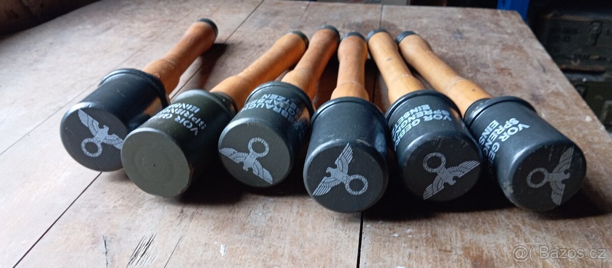 Replika - dřevěné granaáty. - 11