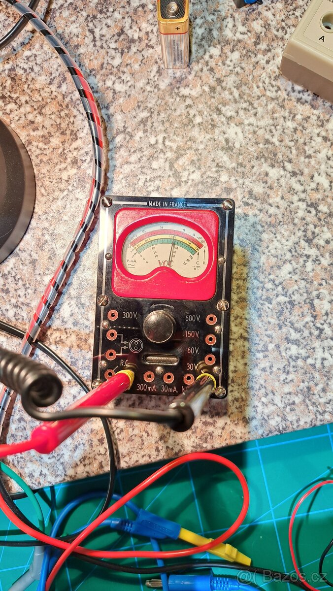 Historický analogový francouzský multimetr VOC - 11