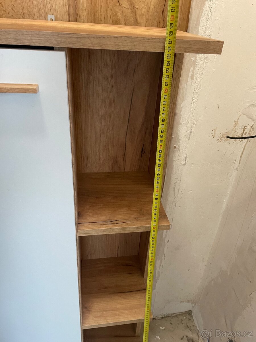 Koupelnové skříňky a zrcadlo - 11