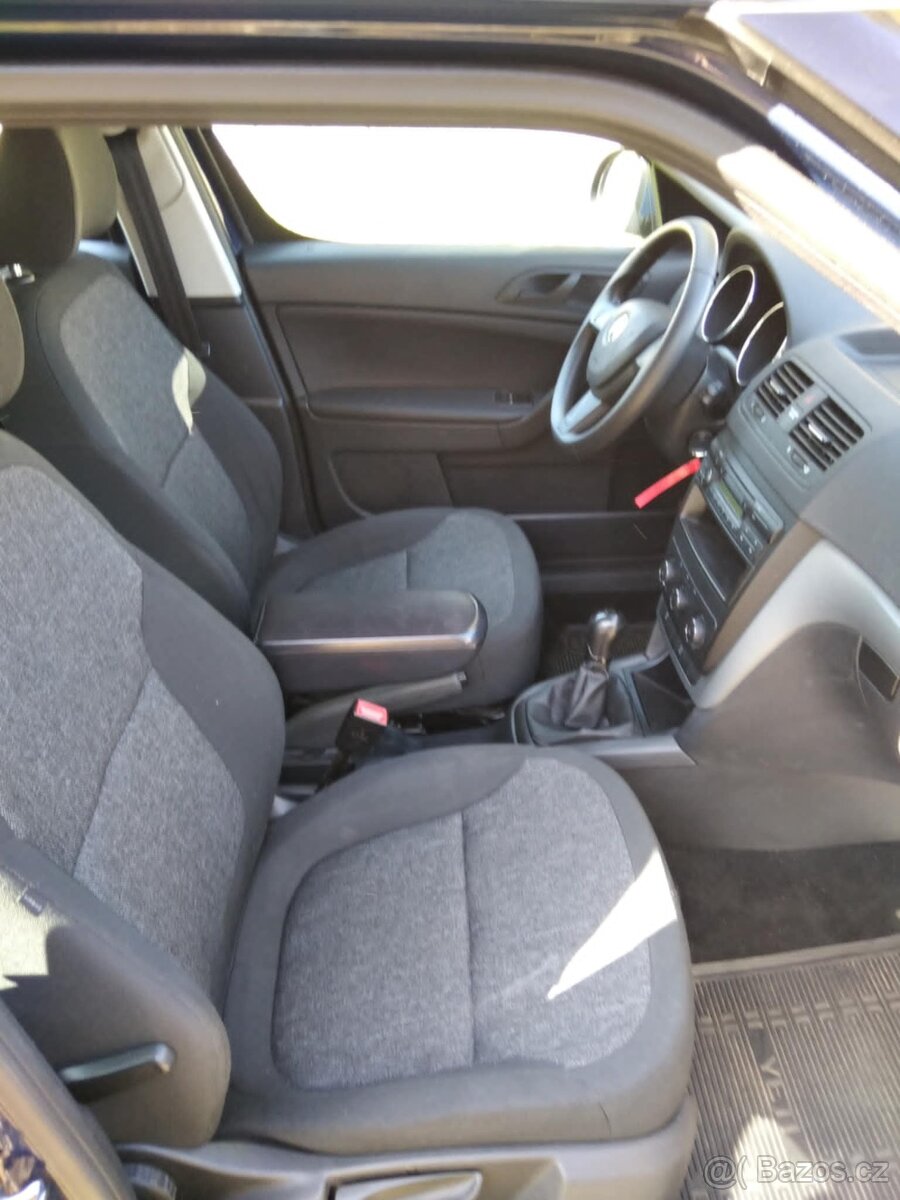 Škoda Yeti 1.2 TSI 77 Kw NEHAVAROVANÉ 1 MAJITEL - 11