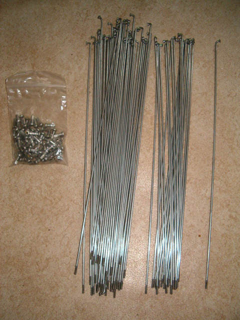 Starší jízdní kola, šlapka, pumpička, blatník, klíče - 11