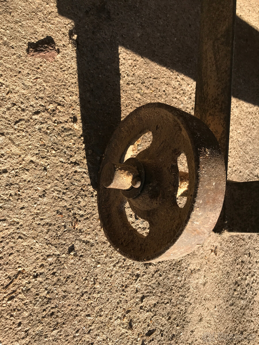 Pila cirkulárka na dřevo. - 11