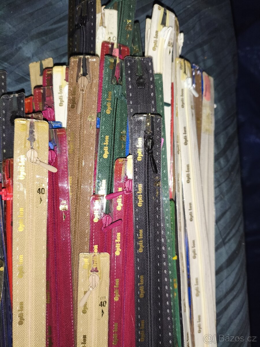 Prodám levně značkové zipy, plastová spirála, stanové - 11