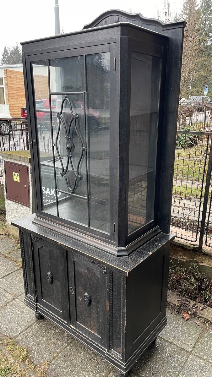 Skleněná vitrína z masívu - 11