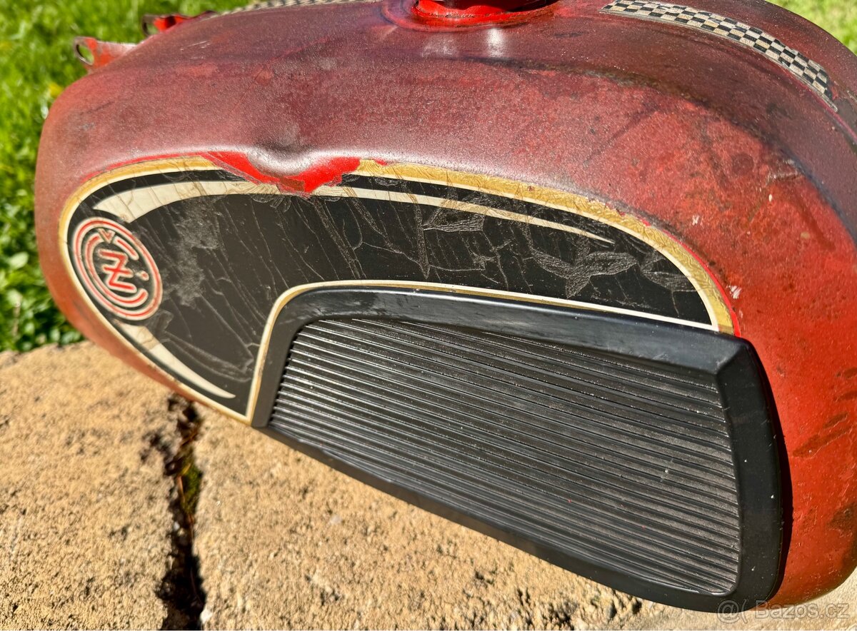 ČZ 125 175 - nádrž s víčkem - 11