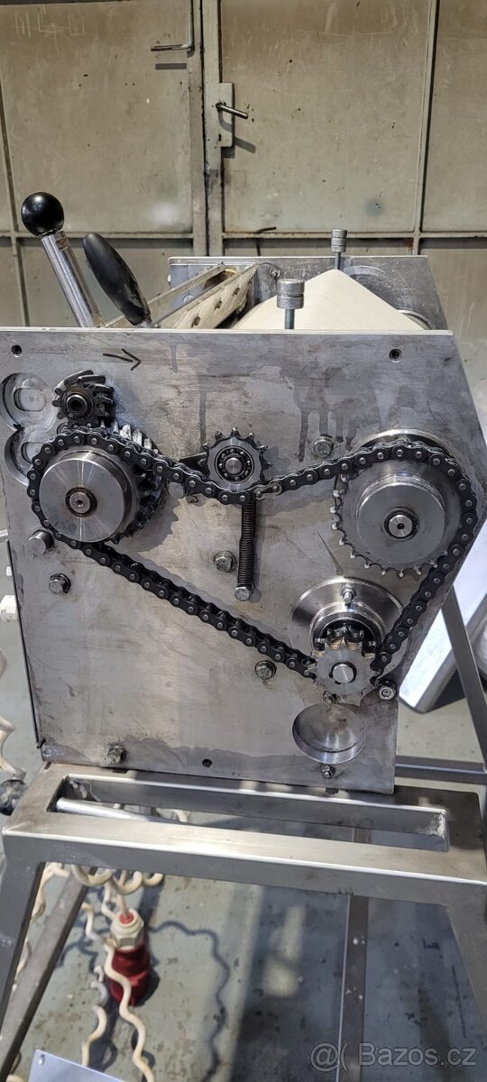 Stroj na rohlíky Rollomat R1 - 11