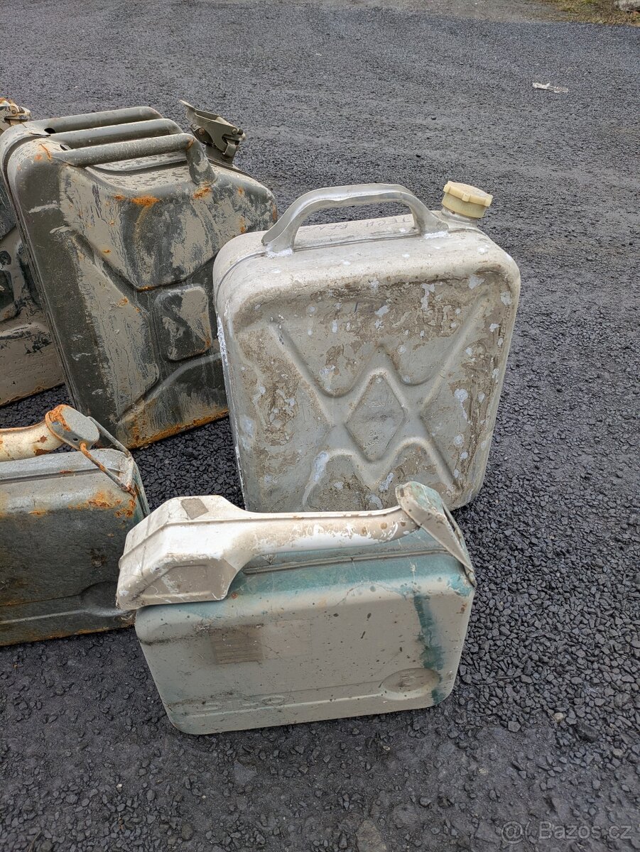 Soubor 11 kusů kanystrů - 11