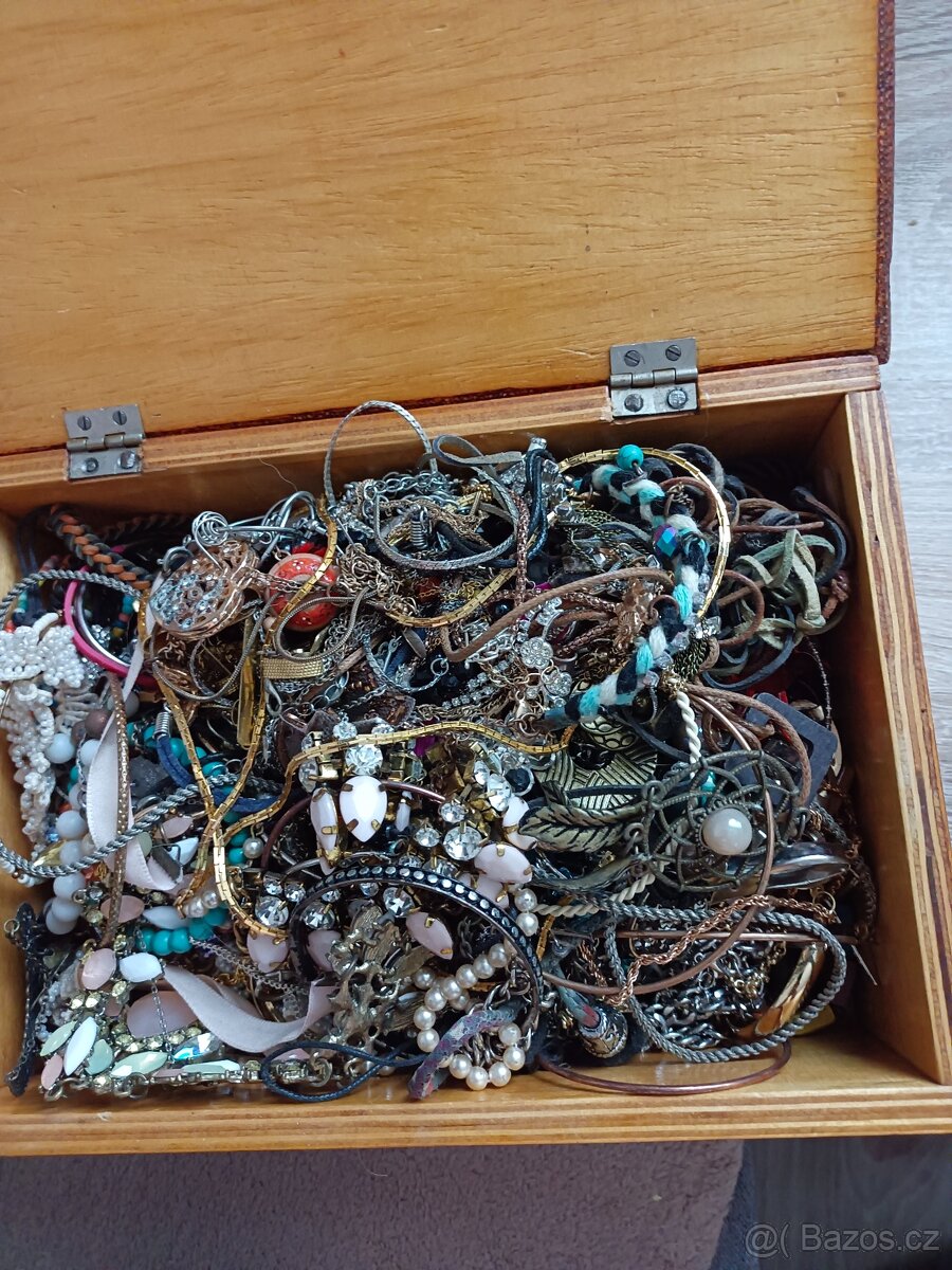 Prodám velkou sbírku bižuterie v několika barevných krabčká - 11